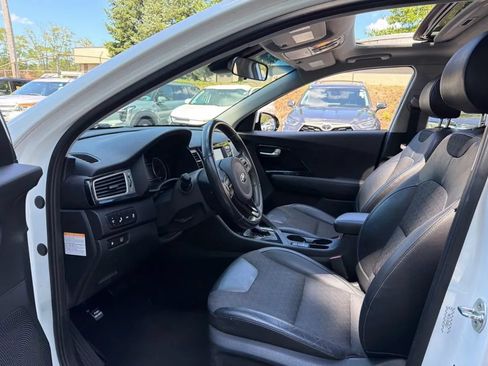Used 2017 Kia Niro EX FWD image 4