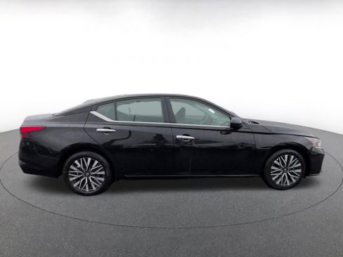 Used 2025 Nissan Altima 2.5 SV image 16