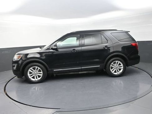 Used 2017 Ford Explorer XLT w/ Equipment Group 201A FWD image 7