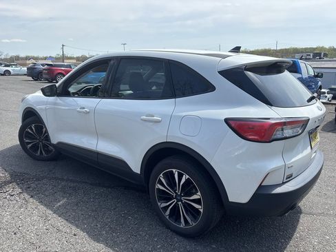 Used 2022 Ford Escape SE w/ SE Sport Appearance Package image 3