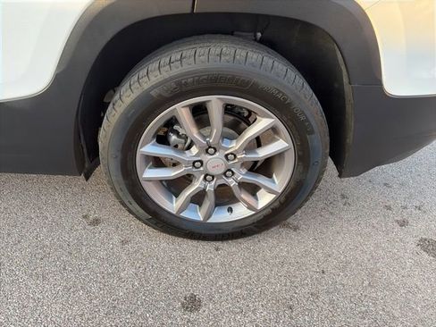 Used 2024 GMC Terrain SLT image 40