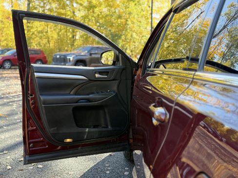 Used 2017 Toyota Highlander XLE image 25