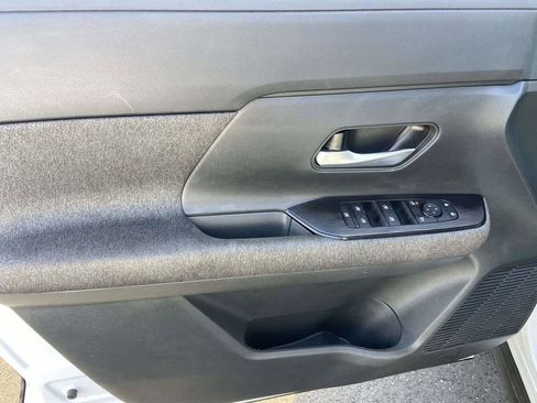 Used 2025 Nissan Kicks SV FWD image 16