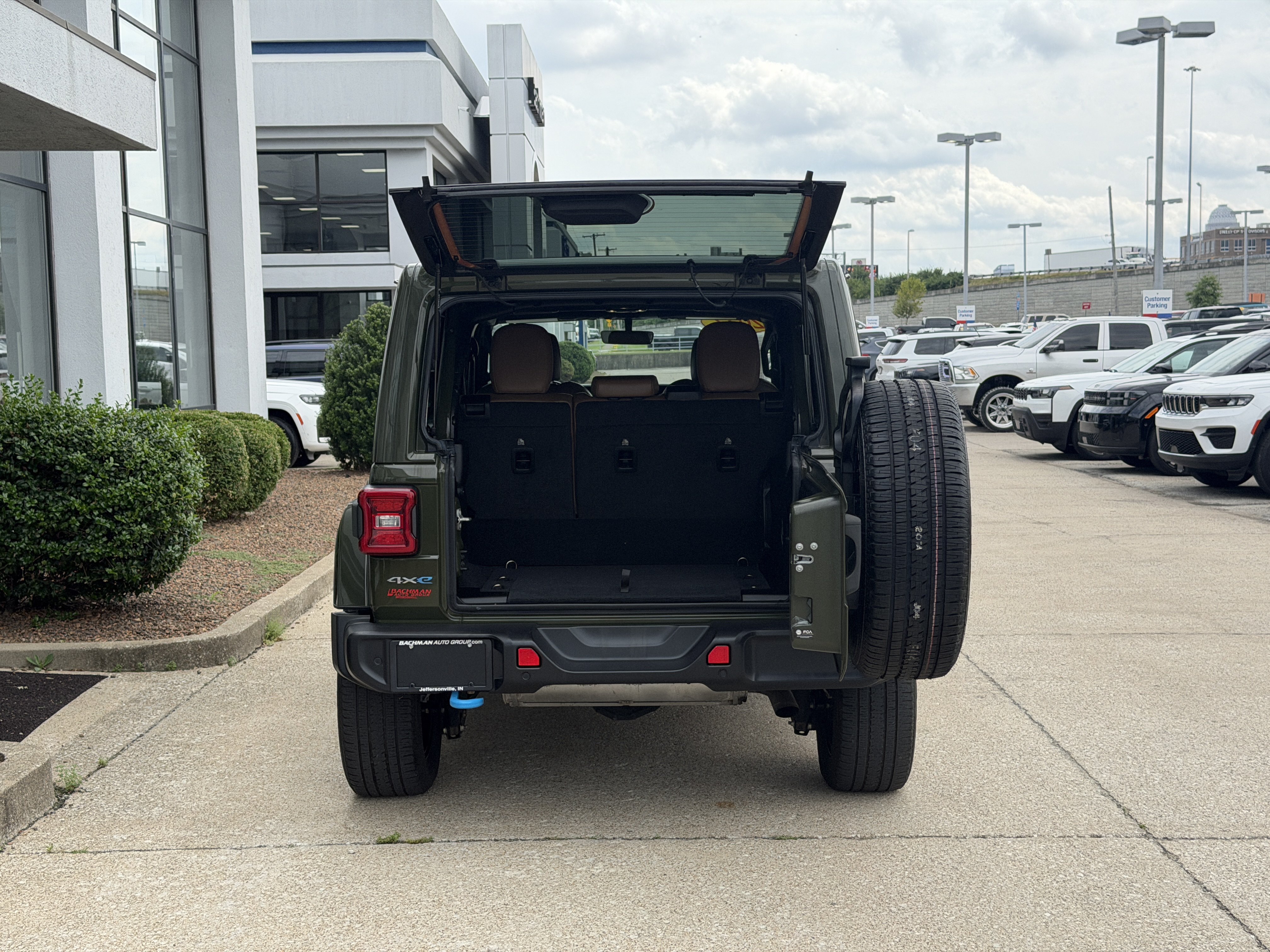 Used 2022 Jeep Wrangler Unlimited Sahara w/ Cold Weather Group AWD/4WD image 10