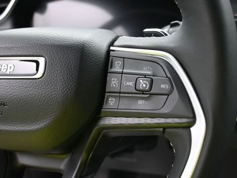 Used 2025 Jeep Grand Cherokee Altitude AWD/4WD image 18