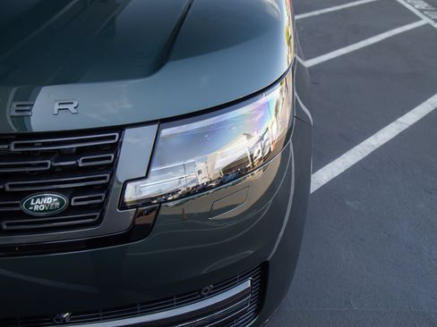 Used 2025 Land Rover Range Rover SE AWD/4WD image 8