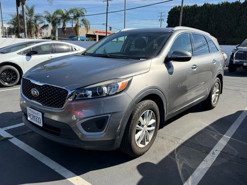 Used 2018 Kia Sorento LX image 3