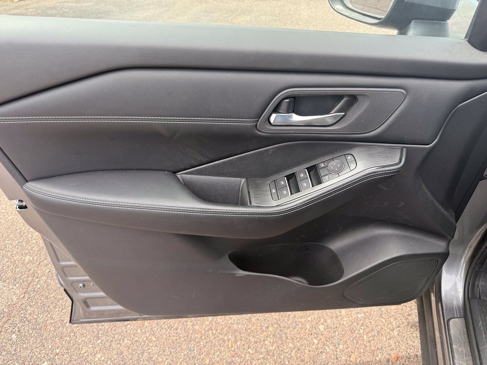 Used 2025 Nissan Rogue SL FWD image 13