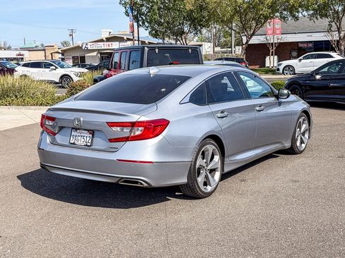 Used 2018 Honda Accord Touring image 4