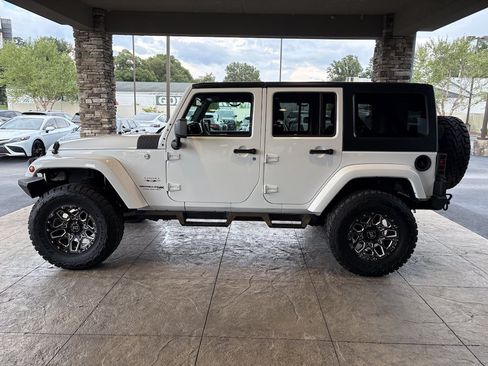 Used 2018 Jeep Wrangler Unlimited Sahara w/ Connectivity Group AWD/4WD image 9