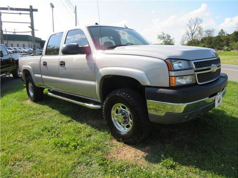 Used 2005 Chevrolet Silverado 2500 LT w/ Heavy-Duty Power Package AWD/4WD image 13