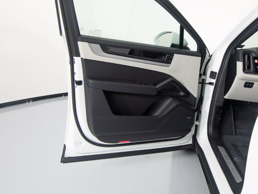 Certified 2026 Porsche Cayenne E-Hybrid Coupe AWD/4WD image 19