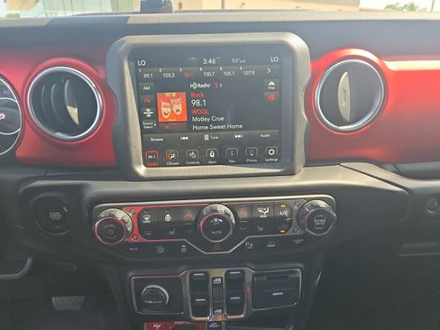 Used 2021 Jeep Gladiator Rubicon AWD/4WD image 16