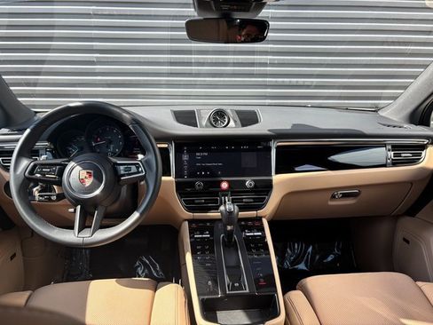 Certified 2025 Porsche Macan image 18