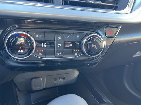 Used 2025 Chevrolet Trax LT w/ LT Convenience Package image 41