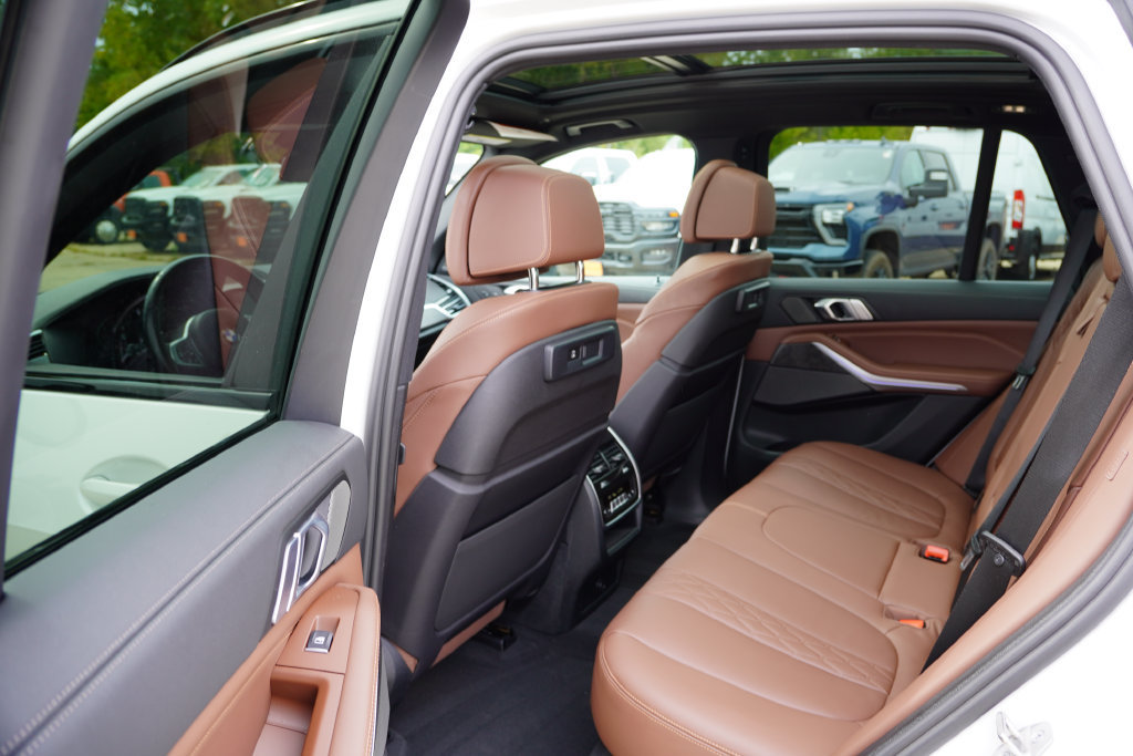 Used 2023 BMW X5 xDrive40i w/ M Sport Package AWD/4WD image 16