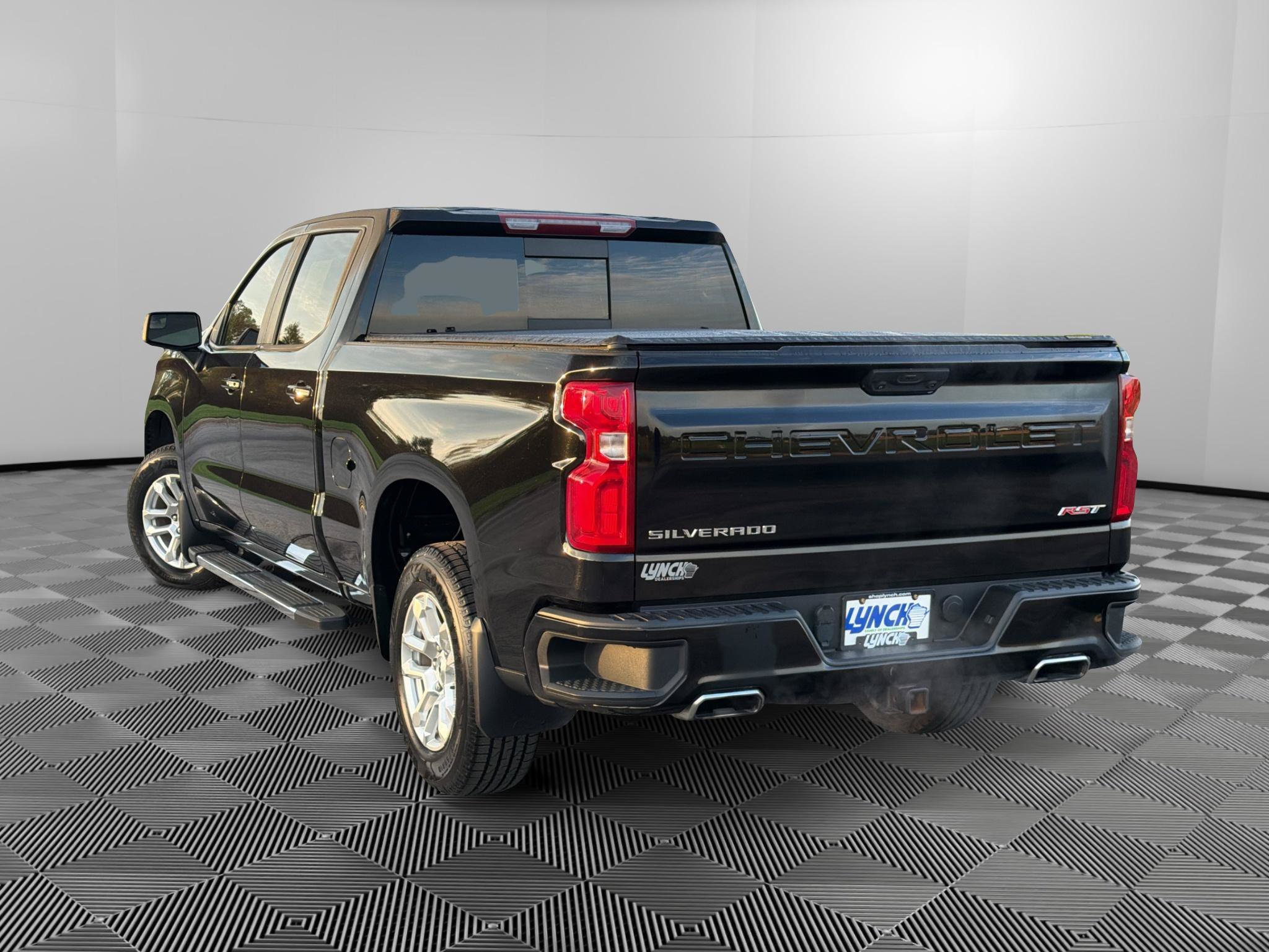 Used 2023 Chevrolet Silverado 1500 RST w/ Convenience Package II AWD/4WD image 2