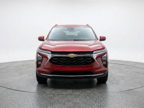 Used 2025 Chevrolet Trax LT w/ LT Convenience Package image 2