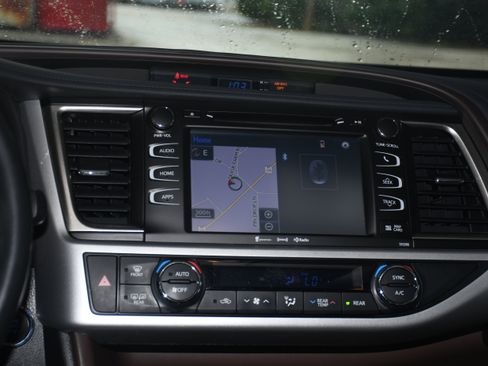 Used 2019 Toyota Highlander XLE image 17