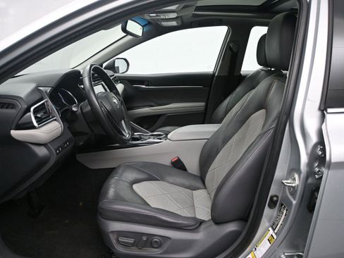 Used 2018 Toyota Camry XLE image 7