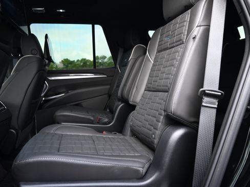 Used 2025 Cadillac Escalade V w/ LPO, ONYX Package image 32