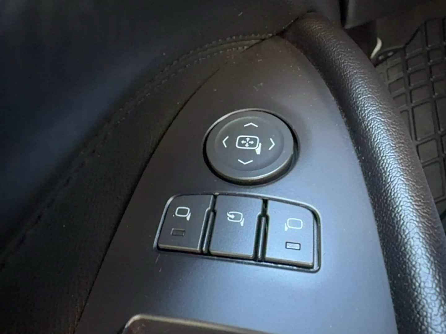 Used 2019 Cadillac Escalade Premium Luxury AWD/4WD image 17