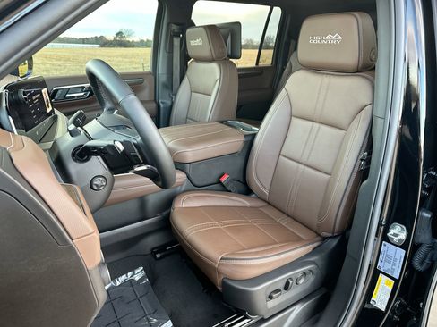 Used 2025 Chevrolet Suburban High Country image 11