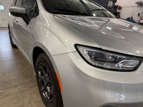 Used 2023 Chrysler Pacifica Touring-L w/ S Appearance Package FWD image 3