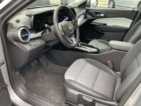 Used 2025 Chevrolet Trax LT w/ LT Convenience Package image 23