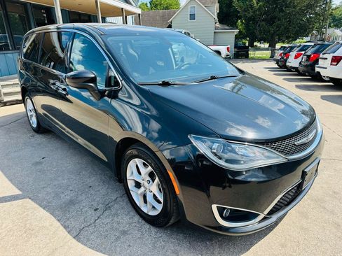 Used 2017 Chrysler Pacifica Touring Plus w/ Tire & Wheel Group FWD image 1