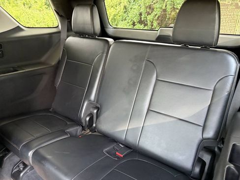 Used 2018 Chevrolet Traverse LT w/ LPO, Floor Liner Package AWD/4WD image 28