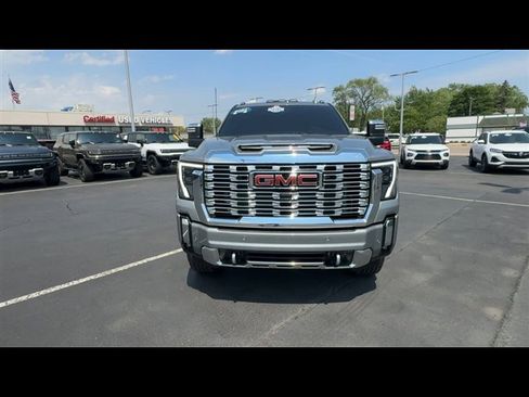 Used 2024 GMC Sierra 2500 Denali w/ Technology Package AWD/4WD image 3