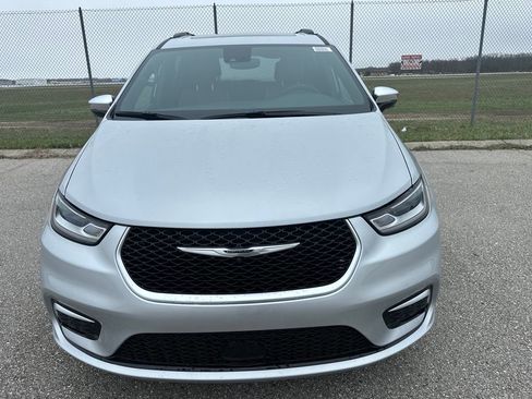 New 2026 Chrysler Pacifica Pinnacle w/ Trailer Tow Group AWD/4WD image 8