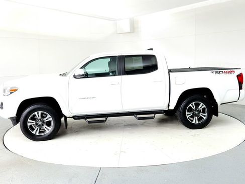 Used 2018 Toyota Tacoma TRD Sport w/ Technology Package AWD/4WD image 3