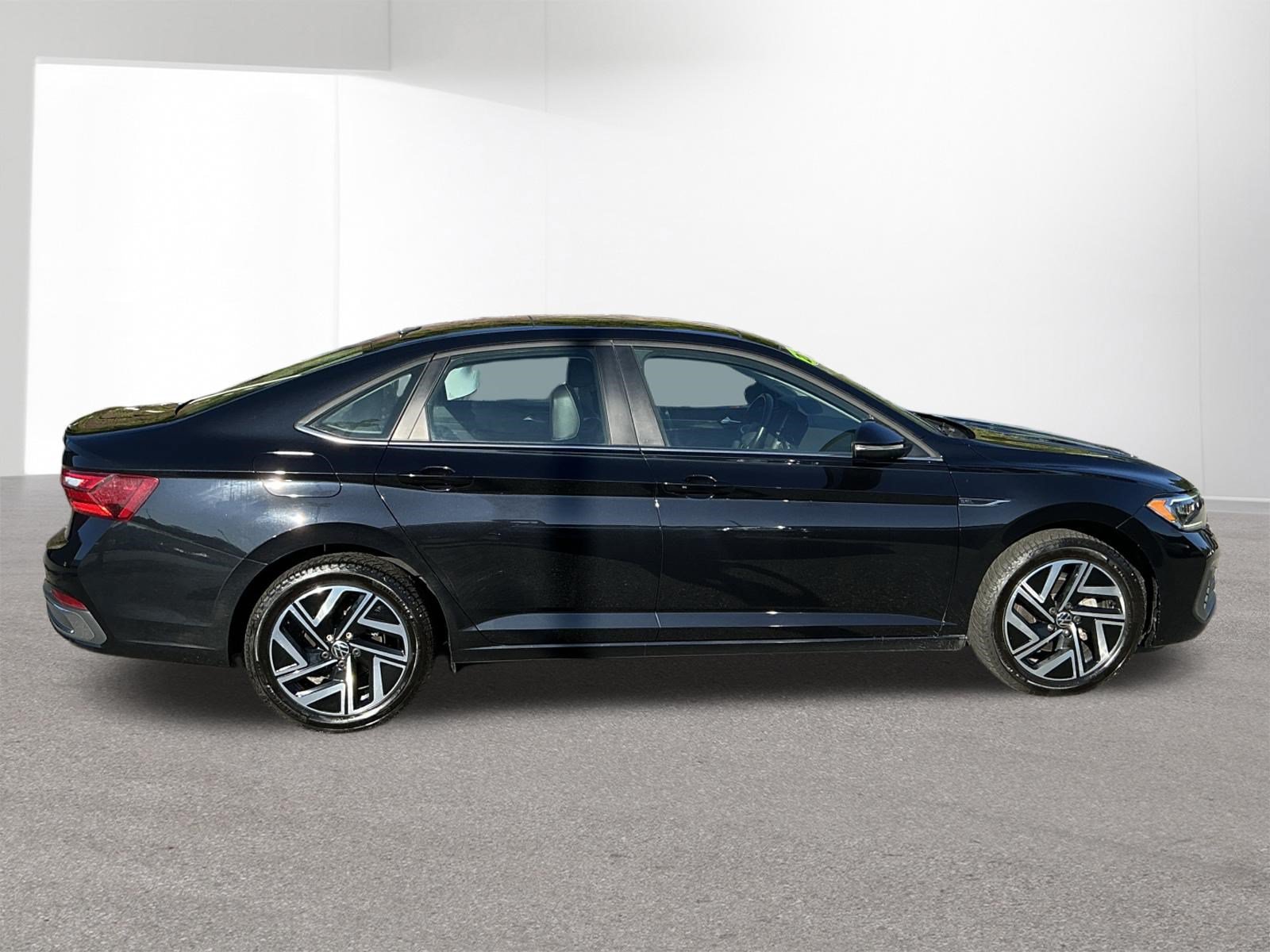 Used 2022 Volkswagen Jetta SEL FWD image 2