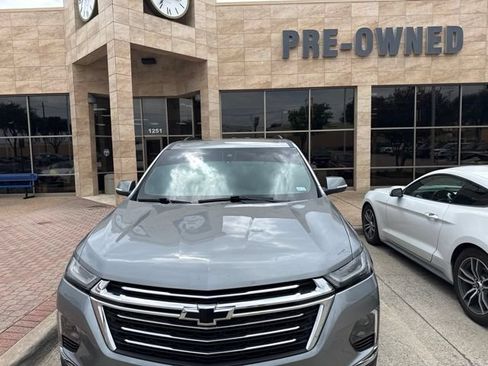Used 2023 Chevrolet Traverse LT FWD image 2