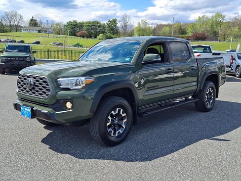 Used 2021 Toyota Tacoma TRD Off-Road w/ Technology Package AWD/4WD image 3