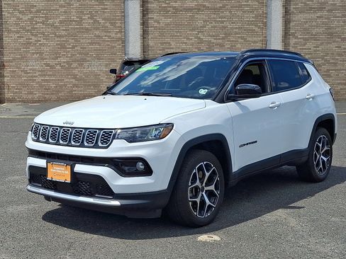 Used 2025 Jeep Compass Limited AWD/4WD image 3