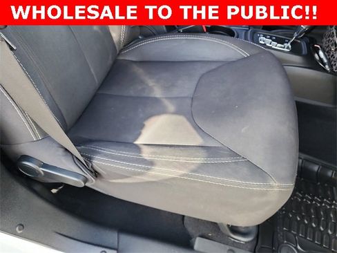 Used 2015 Jeep Wrangler Unlimited Rubicon w/ Connectivity Group image 19