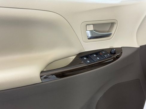 Used 2019 Toyota Sienna XLE w/ XLE Navigation Package FWD image 14