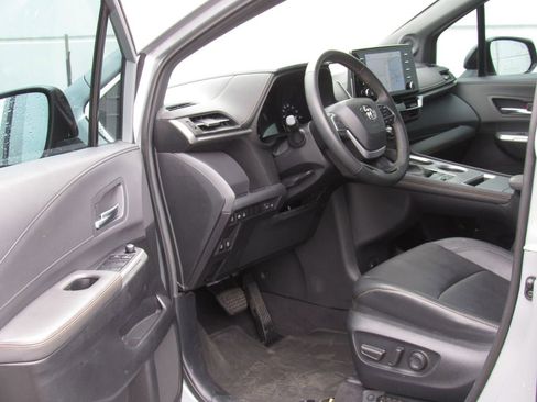 Certified 2024 Toyota Sienna XLE Woodland Edition AWD/4WD image 10