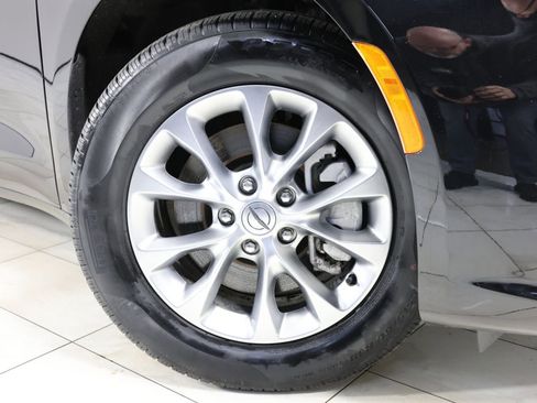 Used 2024 Chrysler Pacifica Touring-L image 14