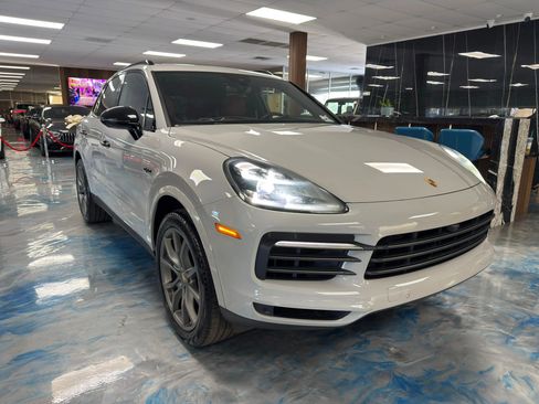 Used 2022 Porsche Cayenne Platinum Edition w/ Premium Package Plus image 1