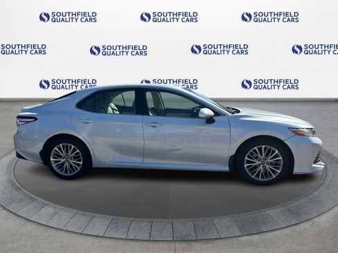 Used 2018 Toyota Camry XLE FWD image 8