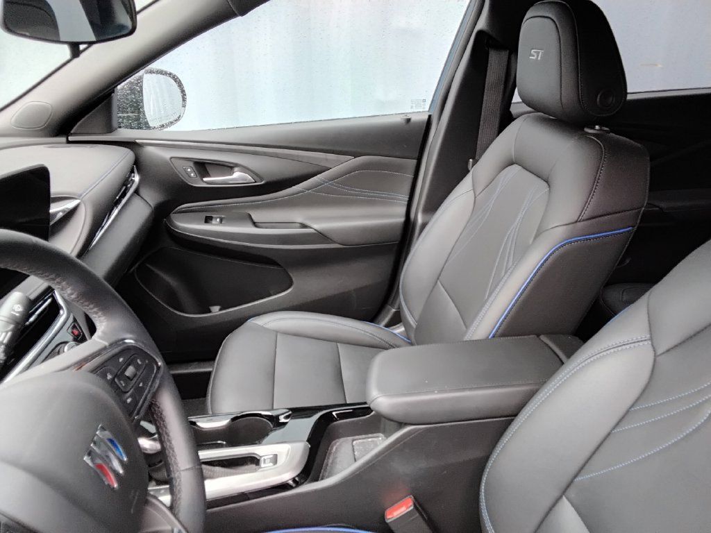 Used 2025 Buick Envista Sport Touring w/ Convenience II Package FWD image 9