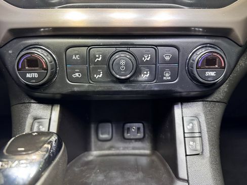 Used 2017 GMC Acadia Denali w/ Technology Package FWD image 31