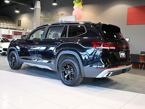 Used 2024 Volkswagen Atlas Peak Edition SE image 7