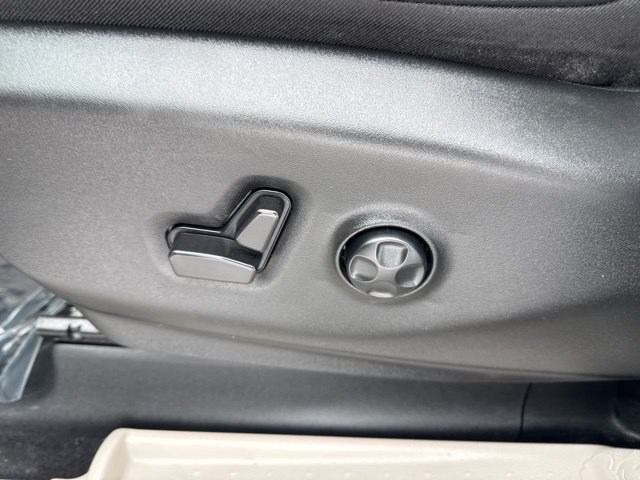 Used 2024 Chrysler Pacifica Touring-L FWD image 19