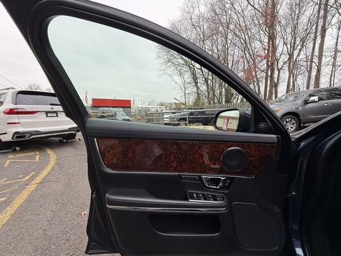 Used 2016 Jaguar XJ R-Sport image 9