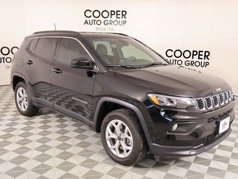 Used 2025 Jeep Compass Latitude image 1